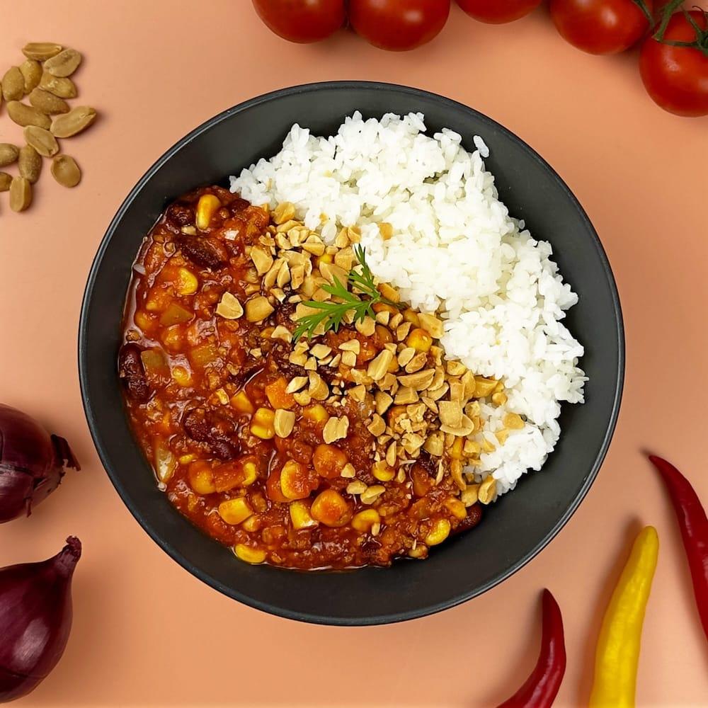 Wähle aus den unseren Hot Bowls: CHILI SIN CARNE mit Reis, Chili sin Carne mit Sojageschnetzeltem und Erdnüssen.