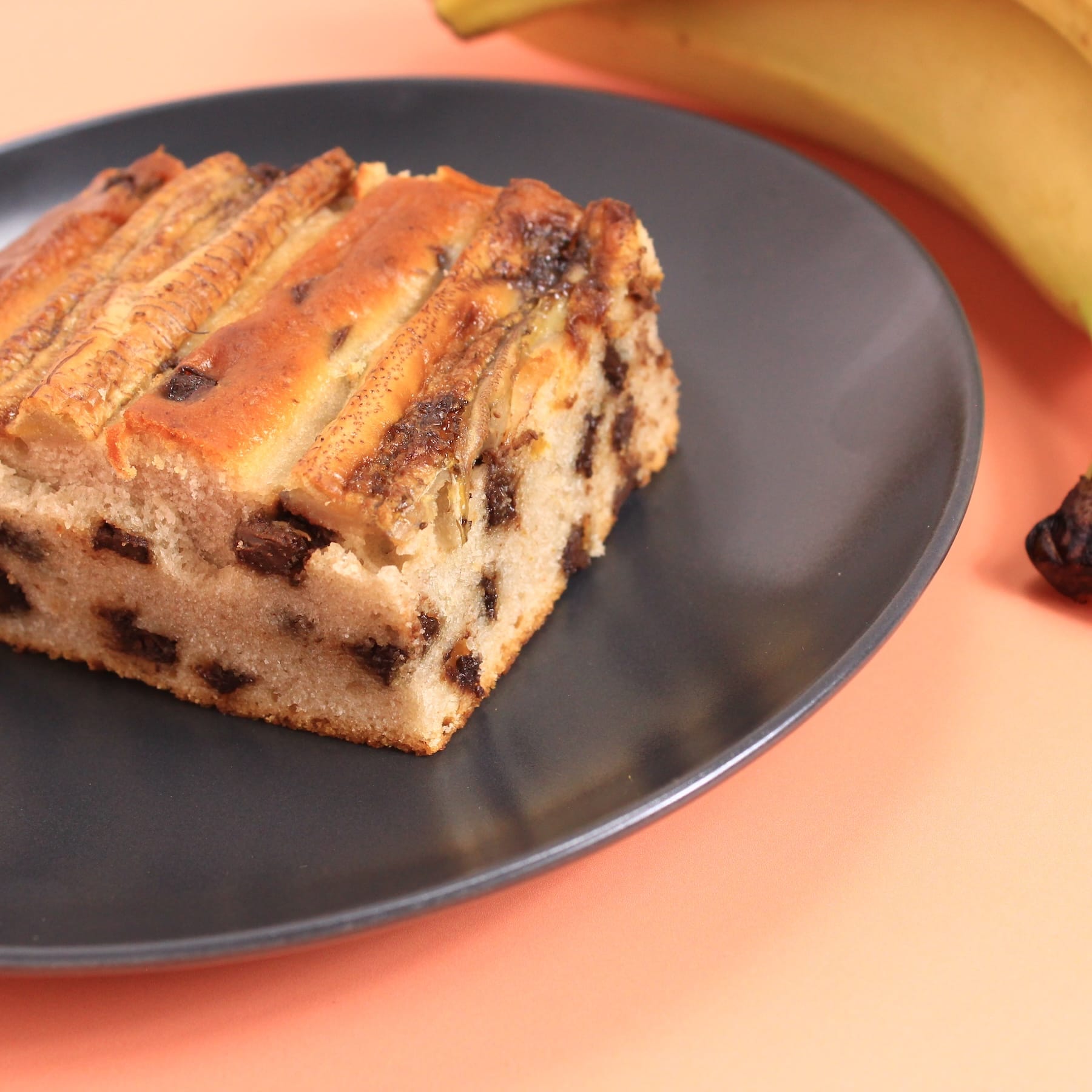 Wähle aus der Kategorie Sweets: BANANENKUCHEN mit mit Schokostückchen