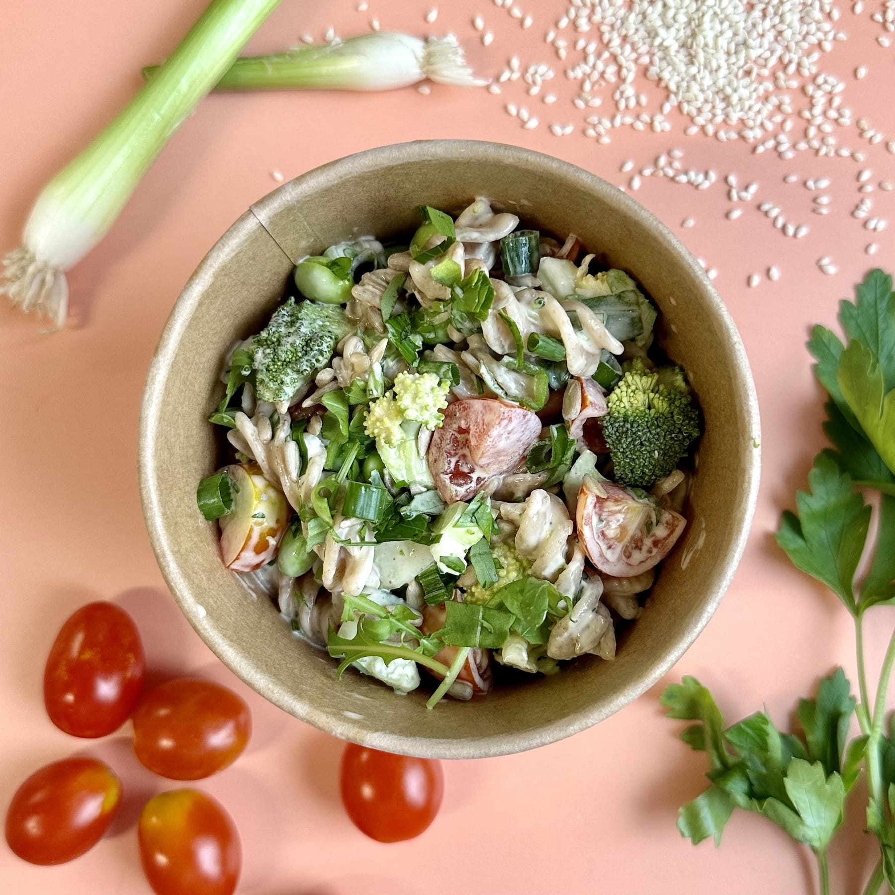 Wähle aus der Kategorie Snackcups: NUDEL-BROKKOLI CUP mit Basis: Nudel-Salat mit Brokkoli, Tomaten, Edamame, Frühlingszwiebeln, Kernmix mit Tahini Dressing.