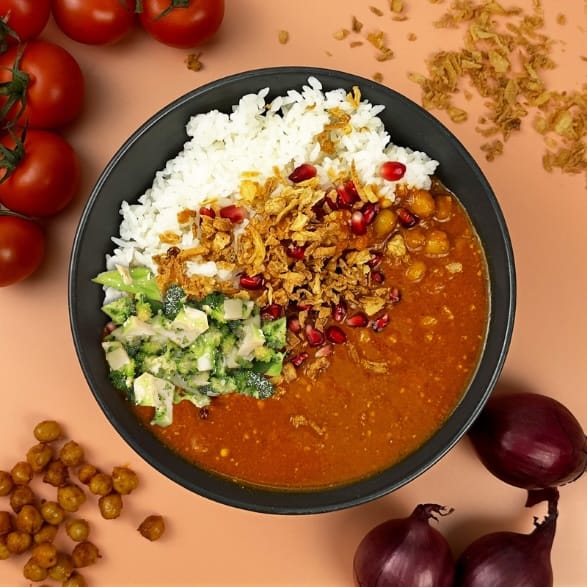 Wähle aus der Kategorie Hot Bowls: BUTTER MASALA mit Basis: Reis. Butter Masala, Brokkoli-Salat, Röstzwiebeln und Granatapfel.