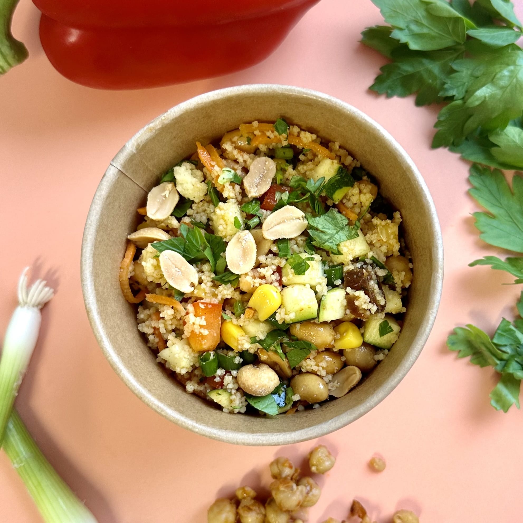 Wähle aus der Kategorie Snackcups: LINSEN-COUSCOUS CUP mit Basis: Linsen-Couscous Salat mit Zucchini, Brokkoli, Möhren, Frühlingszwiebeln mit Balsamico Dressing und veganer Chili Mayo.