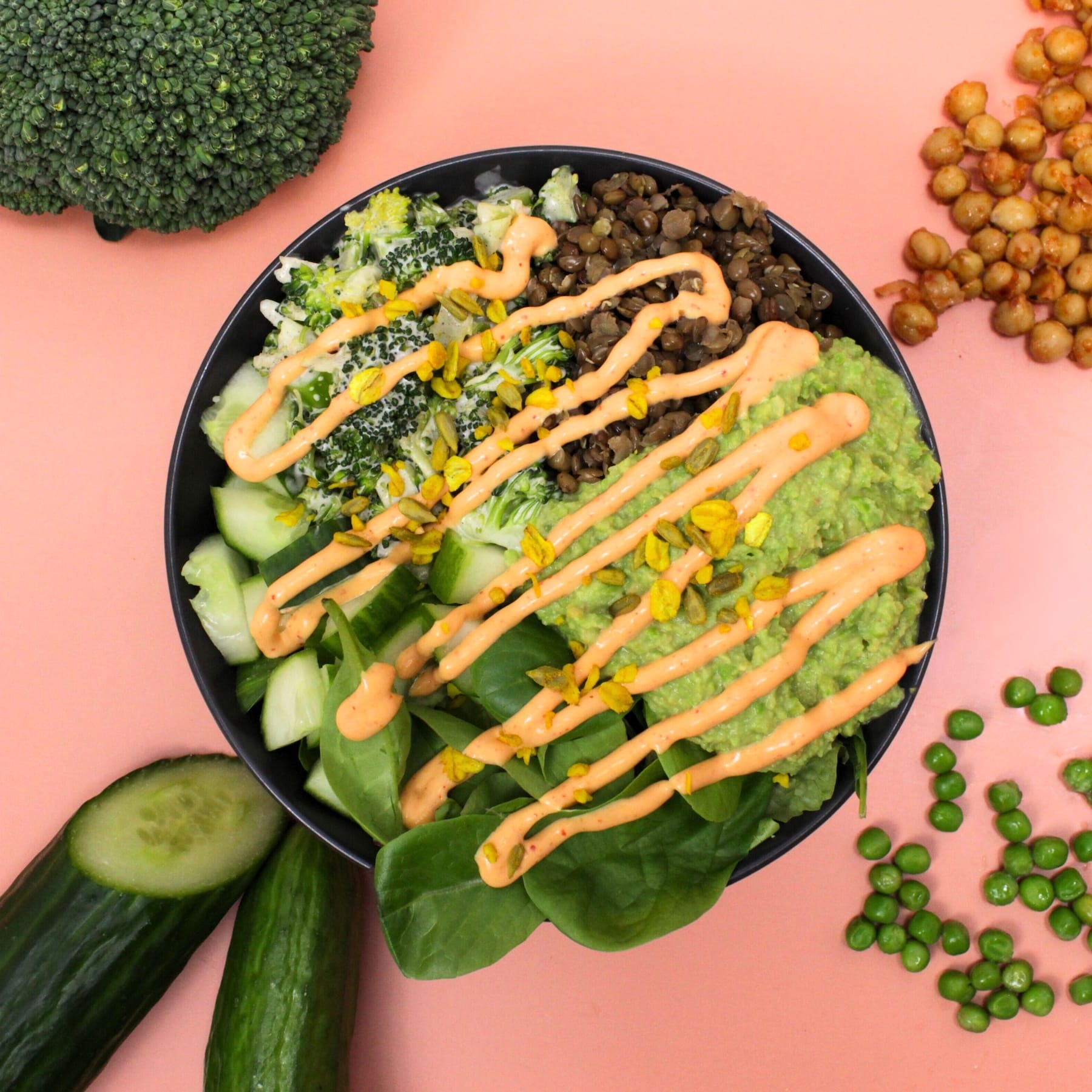 Wähle aus der Kategorie Bowls: FELDFRISCHE BOWL mit Basis: Couscous. Gurke, Blattspinat, Brokkoli-Salat, Erbsen-Hummus, braune Linsen, Kernmix mit Balsamico Dressing & veganer Chili Mayo.