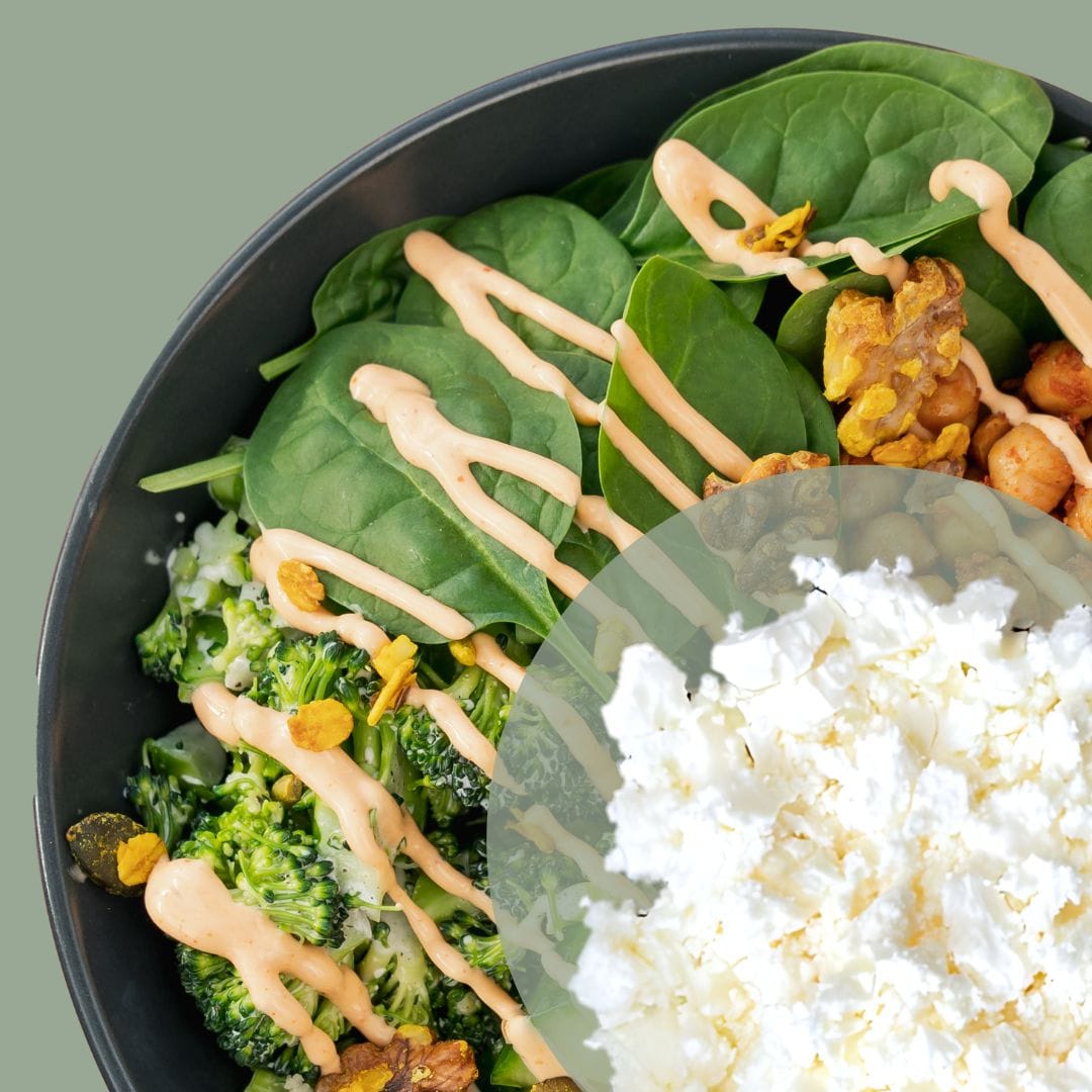 Wähle aus der Kategorie Toppings: FETA mit Füge Feta zu deiner Bowl, Hot Bowl oder Snackcup hinzu.