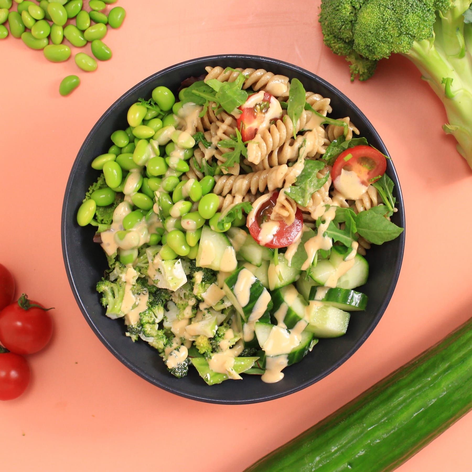 Wähle aus der Kategorie Bowls: GRÜNKRAFT BOWL mit Basis: Salat-Mix und Nudeln. Gurke, Edamame, Tomate, Brokkoli-Salat, Frühlingszwiebel und Kernmix mit Tahini Dressing.