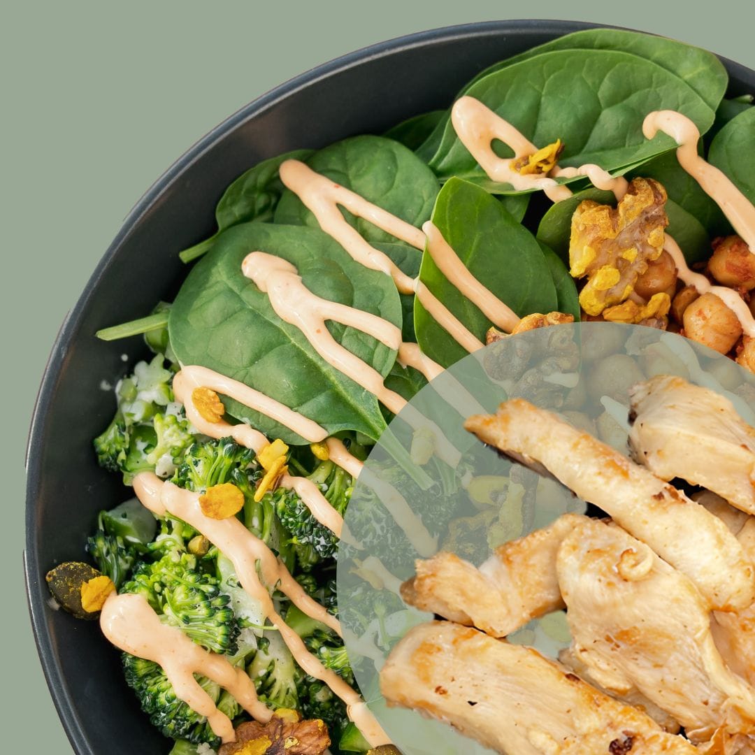 Wähle aus der Kategorie Toppings: HÄHNCHEN mit Füge Hähnchen zu deiner Bowl, Hot Bowl oder Snackcup hinzu.