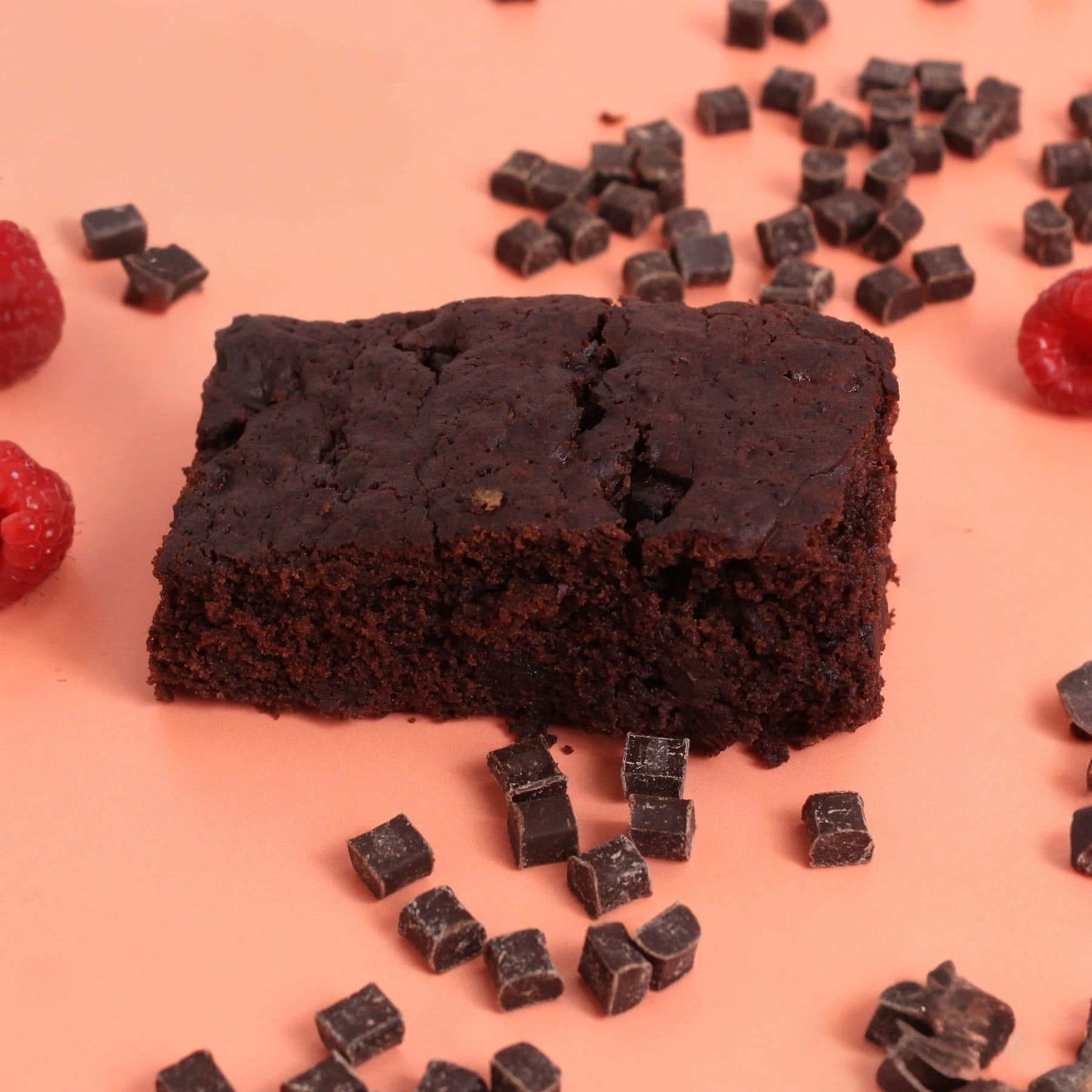 Wähle aus der Kategorie Sweets: HIMBEER-BROWNIE mit mit Schokostückchen