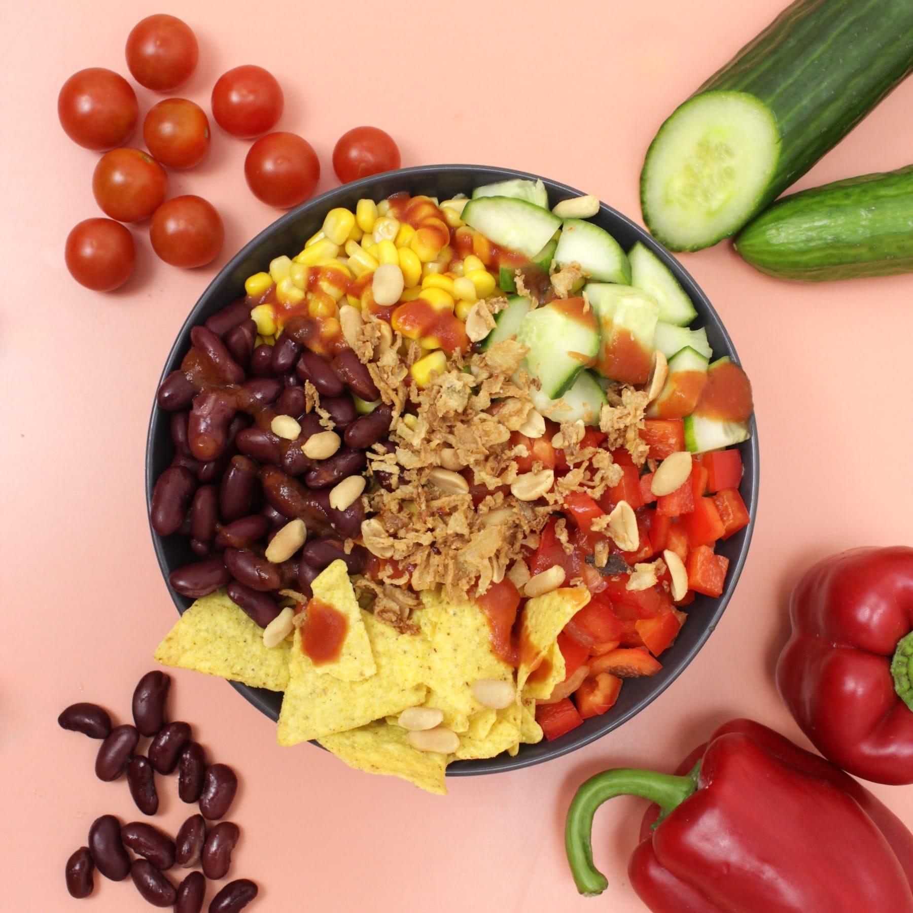 Wähle aus der Kategorie Bowls: MEXICAN BOWL mit Basis: Reis. Gurke, Mais, Paprika, Kidneybohnen, Nachos, Erdnüssen, Röstzwiebeln mit Tomaten Sauce.