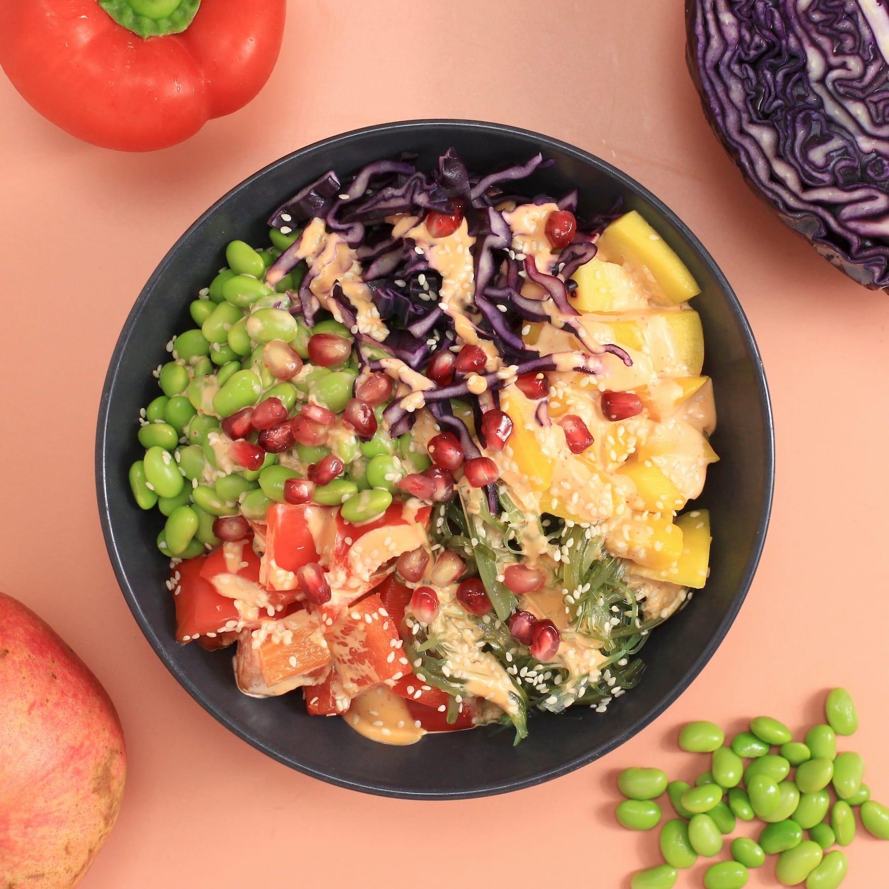 Wähle aus der Kategorie Bowls: POKÉ BOWL mit Basis: Reis. Edamame, Paprika, Rotkohl, Mango, Algensalat, Granatapfel und Sesam mit Teriyaki Sauce und veganer Chili Mayo.