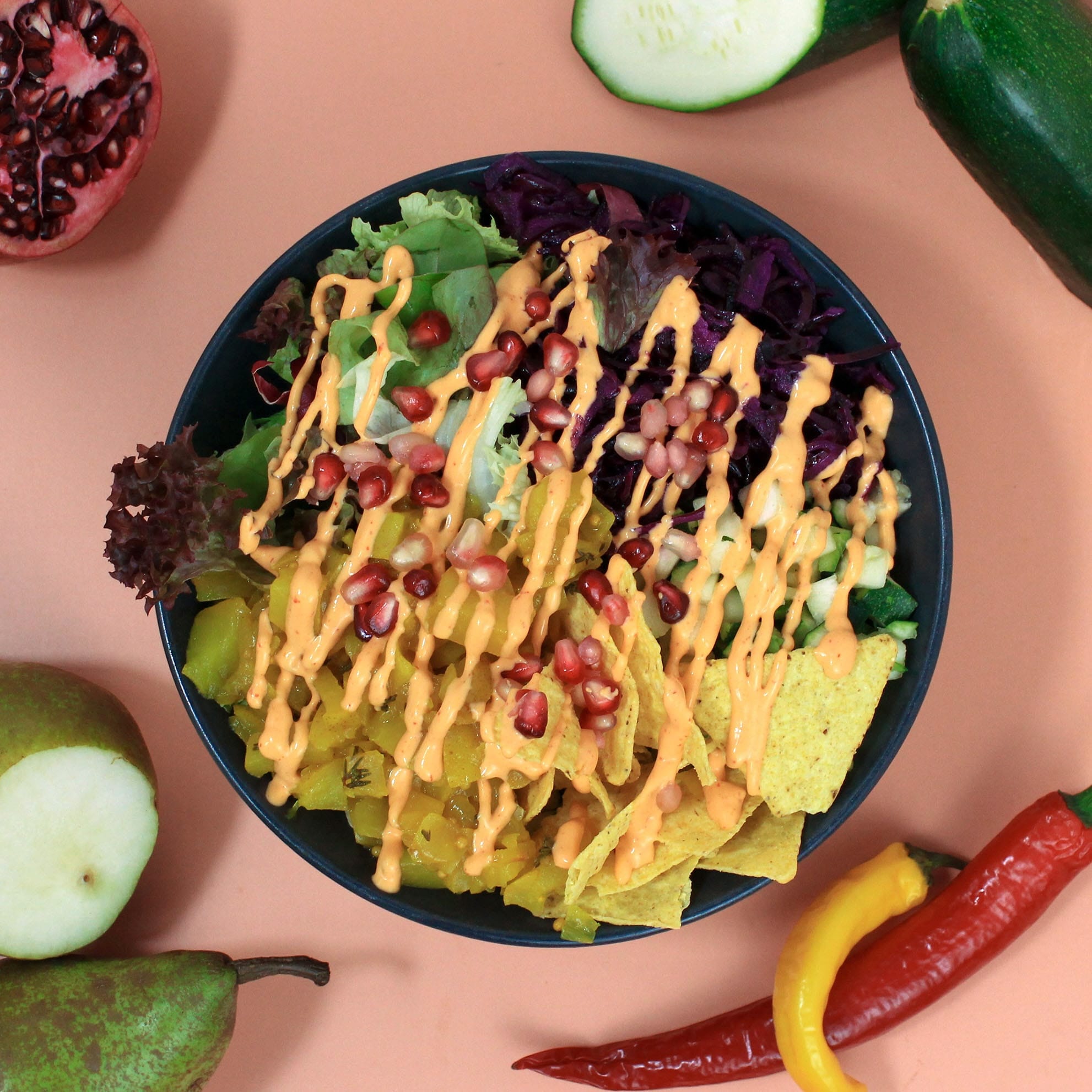 Wähle aus der Kategorie Bowls: SOMMER BOWL mit Basis: Reis. Salat-Mix, Rotkohl, Nachos, Birnen-Chutney, Zucchini, Granatapfel und veganer Chili Mayo.