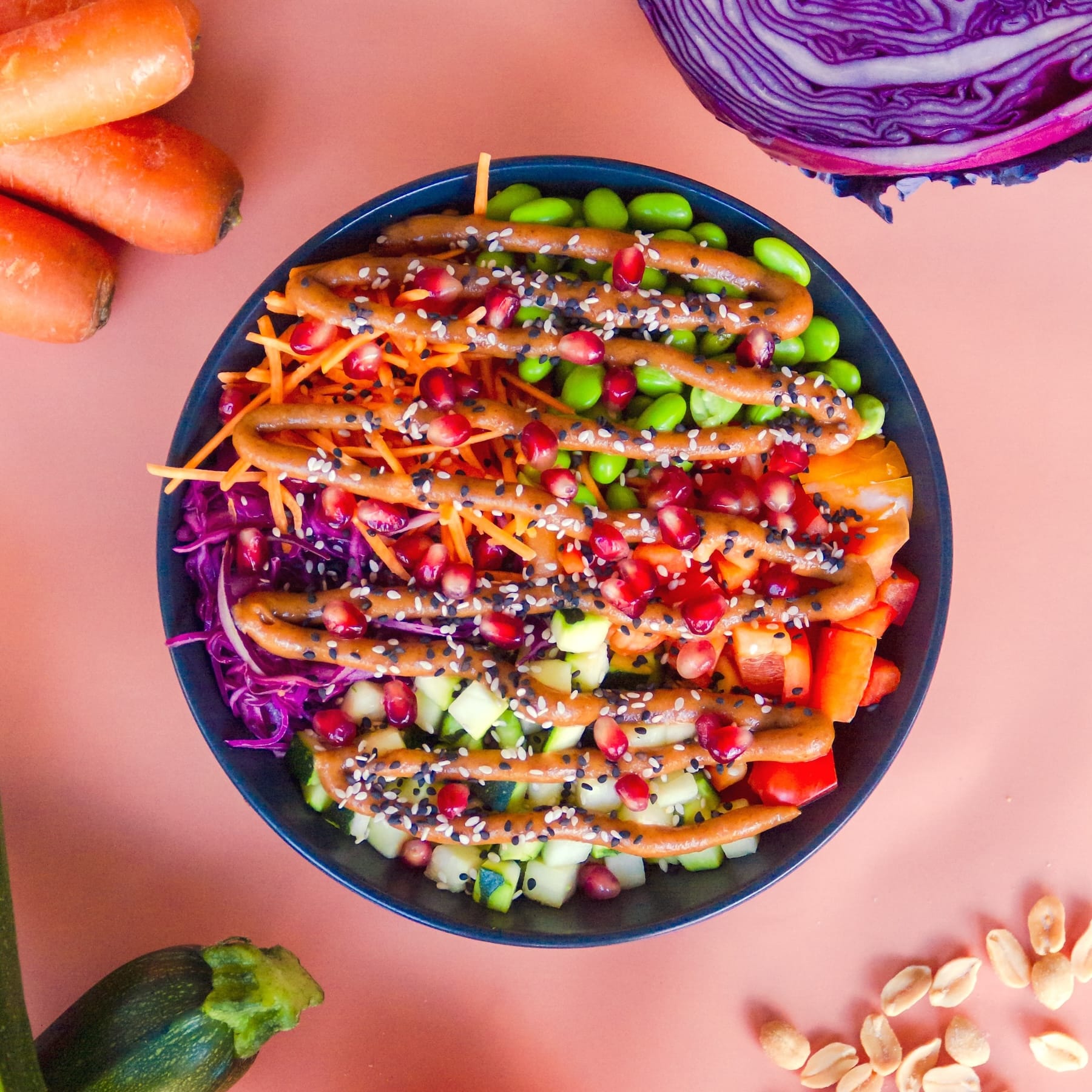 Wähle aus der Kategorie Bowls: TERIYAKI BOWL mit Basis: Reis. Edamame, Paprika, Zucchini, Karotte, Rotkohl, Granatapfel und Sesam mit Teriyaki und Erdnuss Sauce.