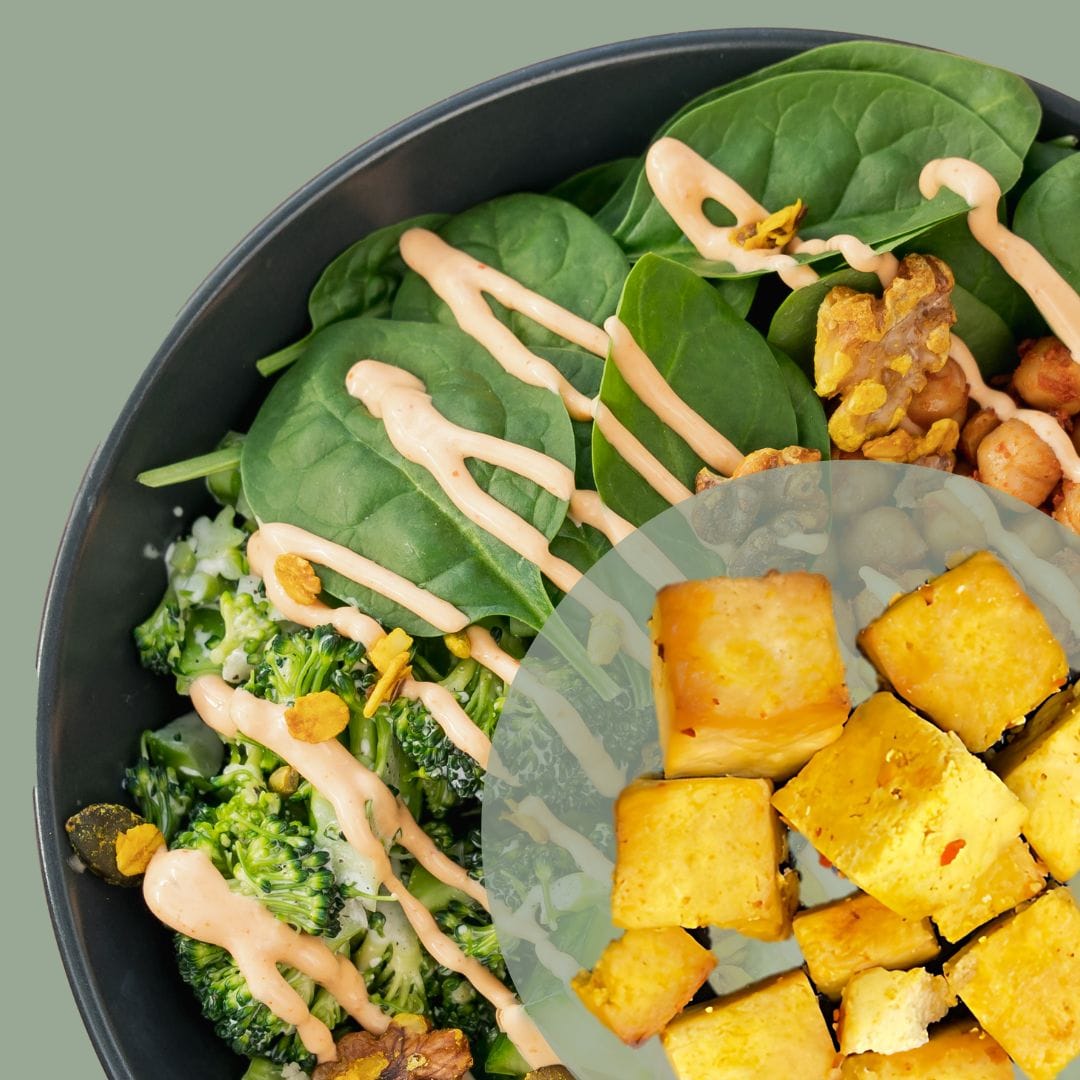 Wähle aus der Kategorie Toppings: TOFU mit Füge Tofu zu deiner Bowl, Hot Bowl oder Snackcup hinzu.