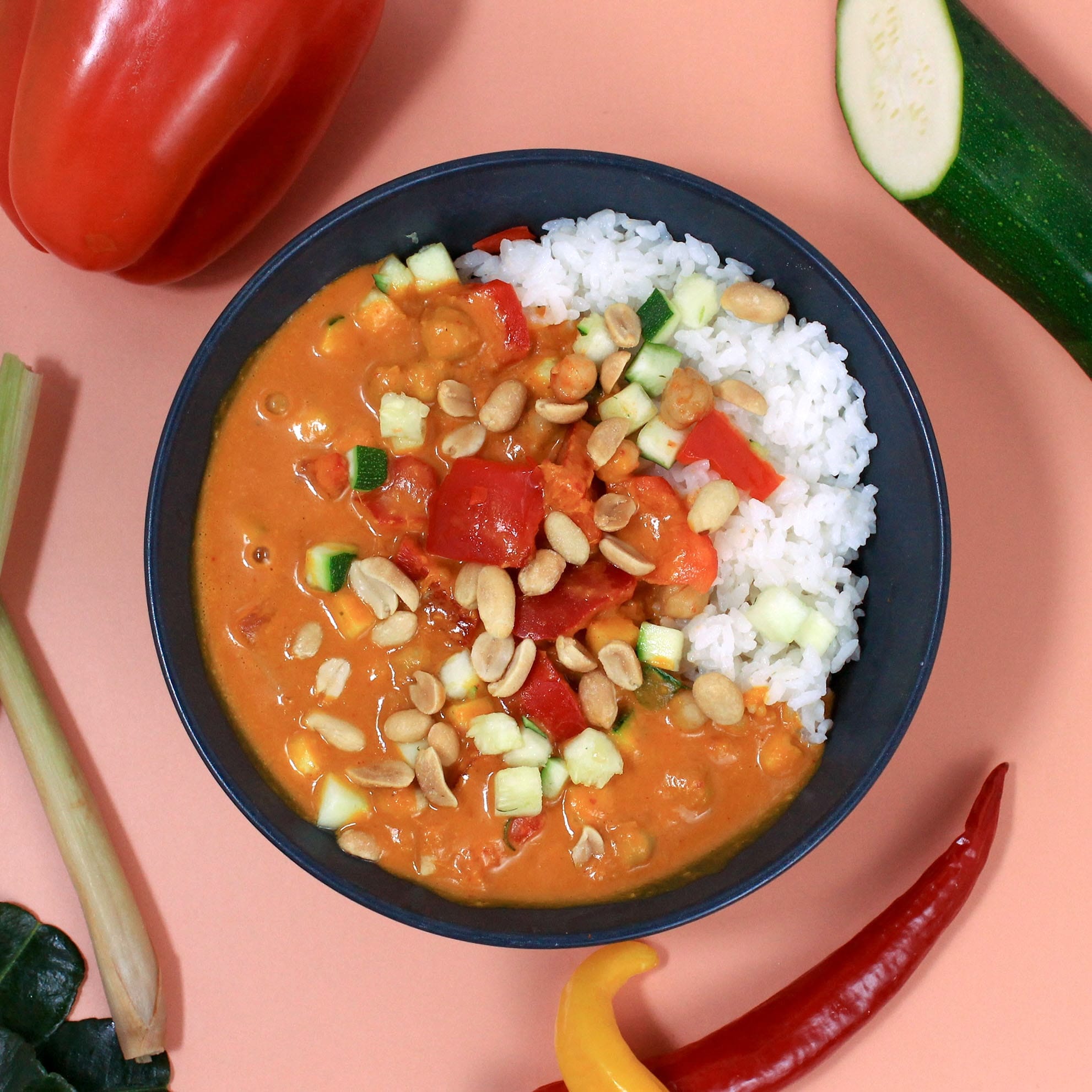 Wähle aus der Kategorie Hot Bowls: ZITRONENGRAS-CURRY mit Basis: Reis. Curry mit Zitronengras- und Limette, Zucchini, Kichererbsen, Paprika und Erdnüssen.